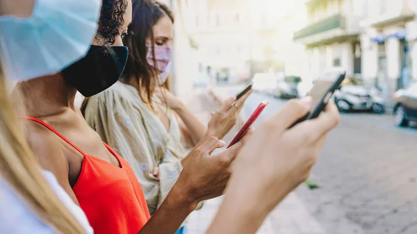 Gruppe Von Freunden Die Smartphone Und Internet Freien Mit Gesichtsmaske — Stockfoto