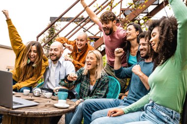 Gençler bir dizüstü bilgisayarın ekranını izledikleri için seviniyorlar - spor ya da başarı konsepti