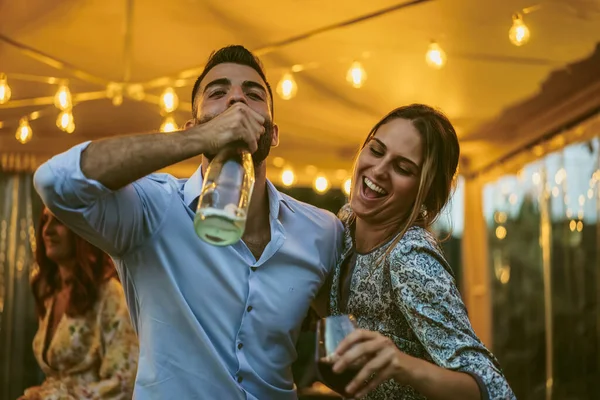 Coppia Giovani Amici Che Divertono Bere Una Festa Gente Ubriaca — Foto Stock