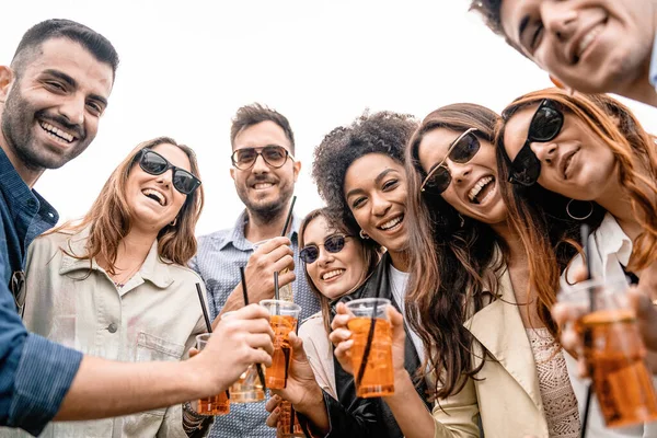 若い友人の大規模な異人種間のグループ屋外の肖像画 若い人たちのグループは プラスチック製のメガネでカクテルを飲むカメラを見て笑顔 — ストック写真