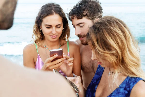 Plajda Akıllı Telefonları Kullanarak Içeriği Izleyen Bir Grup Genç Insan — Stok fotoğraf