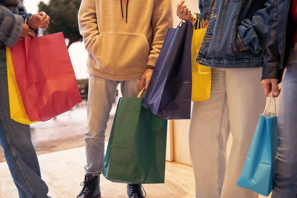 Jóvenes Con Bolsa Compras Centro Comercial Midsectio — Foto de Stock