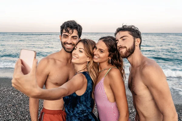 Bir Grup Arkadaş Sahilde Selfie Çekiyorlar Iyi Arkadaşlar Okyanus Kıyısında — Stok fotoğraf