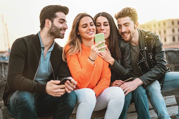Young People Friends Carefree Watching Social Media Content Smartphone Screen — Stock Photo, Image