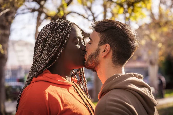 Young Couple People Different Ethnicities Kissing Outdoors — Zdjęcie stockowe