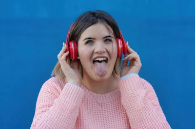 Güzel, genç, kıvrımlı bir kadın müzik dinlerken ve dilsiz suratını buruştururken eğleniyor. Yağ kabulü ve vücut pozitifliği.