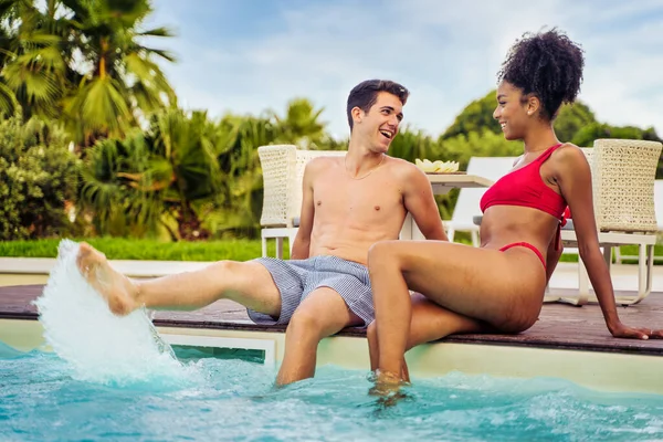 Biracial Coppia Giovani Innamorati Divertirsi Seduti Bordo Piscina Chiacchierare Spruzzare — Foto Stock