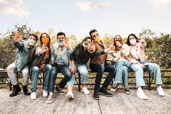 Yüz Maskesi Takan Bir Grup Yeni Nesil Arkadaş Parkta Bir — Stok fotoğraf