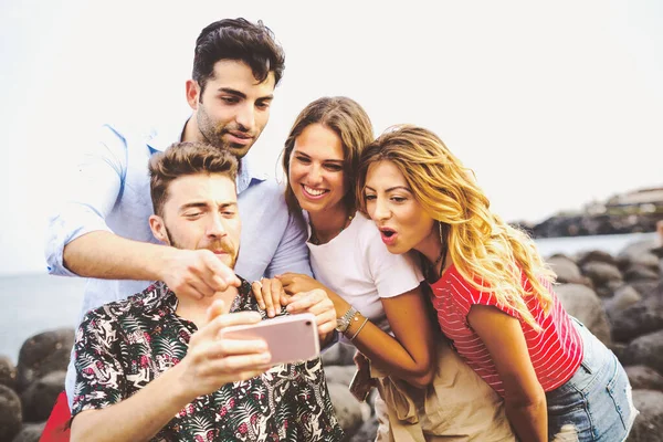 Group Young People Vacation Having Fun Seaside Watching Social Network — Stock Photo, Image