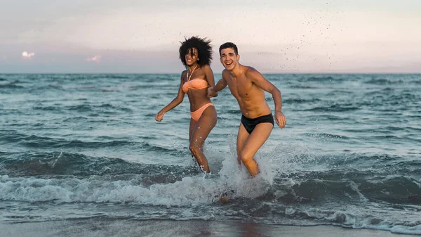 Retrato Comprimento Total Casal Jovem Interracial Divertindo Relaxando Praia Mãos — Fotografia de Stock