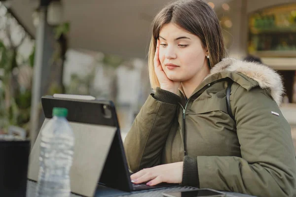 Jonge Bochtige Vrouw Die Inhoud Leest Een Tablet Die Buiten — Stockfoto