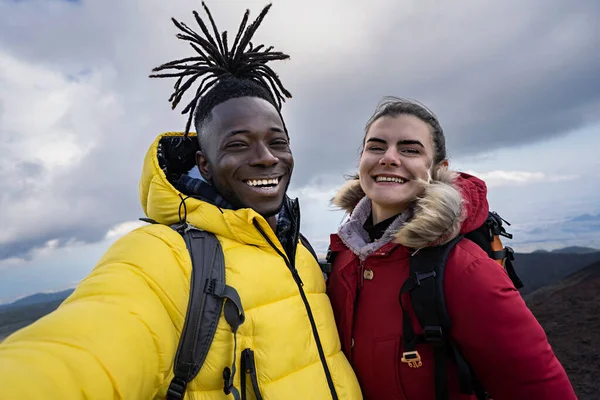 Fröhliches Multiethnisches Paar Junger Leute Selfie Auf Dem Gipfel Des — Stockfoto