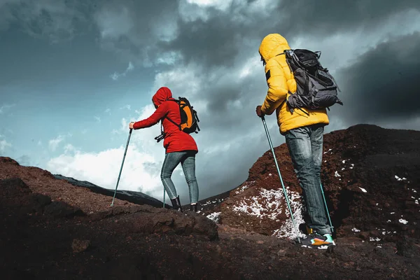 Casal Jovens Caminhantes Ativos Com Mochila Postes Trekking Escalando Monte — Fotografia de Stock