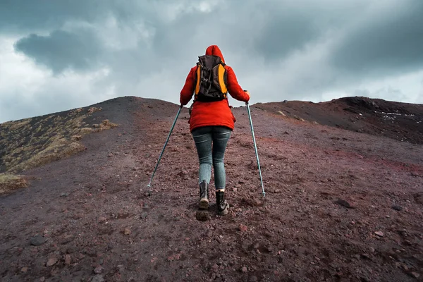 Een Jonge Vrouwelijke Wandelaar Klimt Een Rotsachtig Terrein Van Lava — Stockfoto