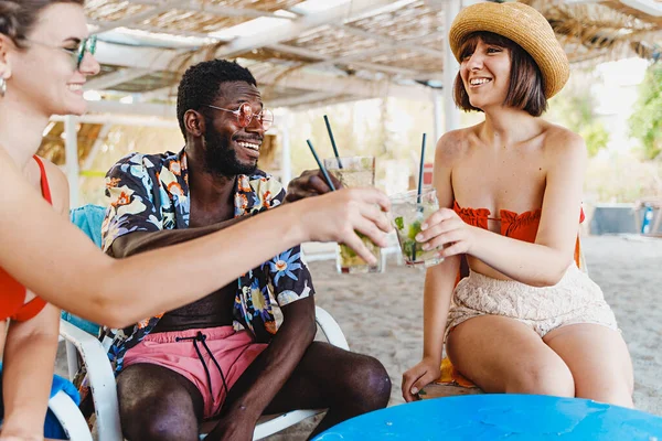 Multiethnic Best Friends Vacation Having Fun Toasting Fresh Tropical Mojito — Foto Stock