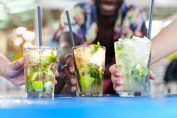 Best Friends Toasting Cocktails Multiethnic Young People Drinking Long Drinks — Stock Photo, Image