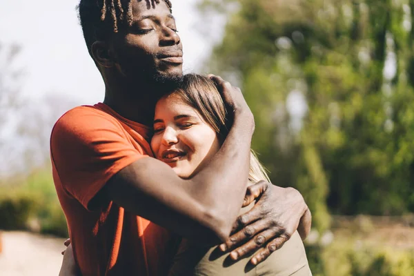 Wielorasowa Para Młodym Afrykaninem Białą Dziewczyną Przytulającą Się Siebie Świeżym — Zdjęcie stockowe