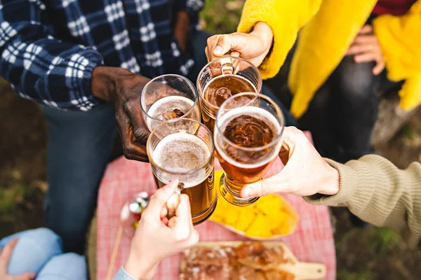 ビールマグカップを持ち 屋外で一緒に乾杯する多民族の手の閉鎖 幸せな時間を飲むために集まる多民族の若者の概念 黄色の女性の手に主な焦点 — ストック写真