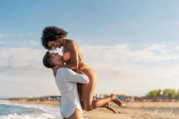 Pareja Multiétnica Jóvenes Enamorados Playa Tipo Recoge Novia Afroamericana Contexto — Foto de Stock