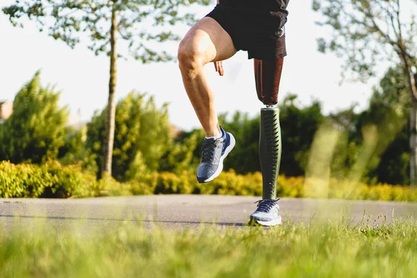 Visão Baixo Ângulo Jovem Deficiente Com Perna Protética Andando Longo — Fotografia de Stock