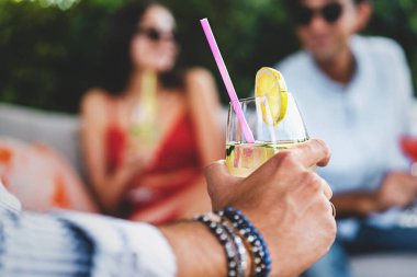 alkol kokteyl tutan el