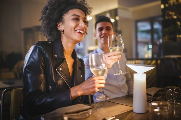 Coppia Multietnica Giovani Seduti Ristorante Divertirsi Parlare Con Gli Amici — Foto Stock