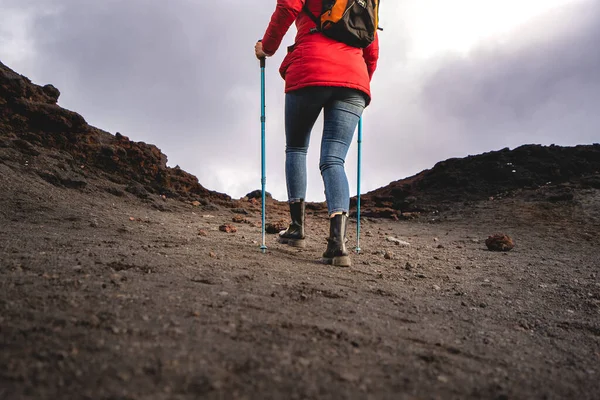Vrouwelijke Wandelaar Wandelen Een Lava Stenen Pad Top Van Vulkaan — Stockfoto