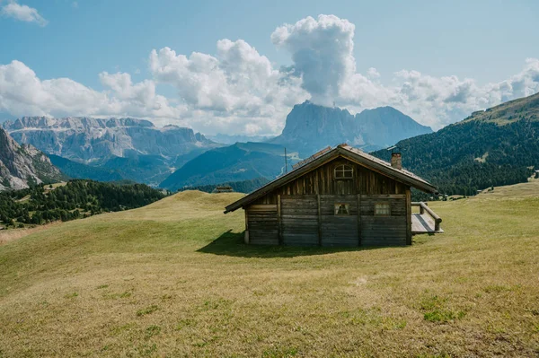 Güney Tyrol, Bolzano, İtalya 'daki Seceda dağlarının manzara manzarası. Avrupa 'da popüler seyahat hedefi. 