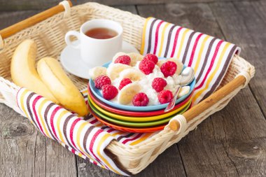 Ahududu ve muz Yatay süzme peynir