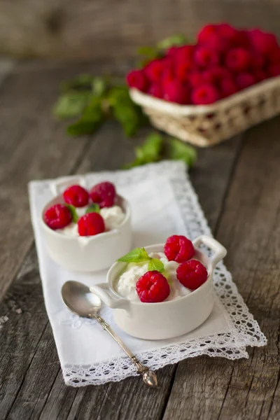 Dessert de fromage cottage et framboises sur une serviette blanche — Photo