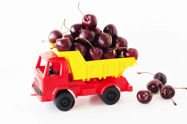 Speelgoedauto met een zoete kers — Stockfoto