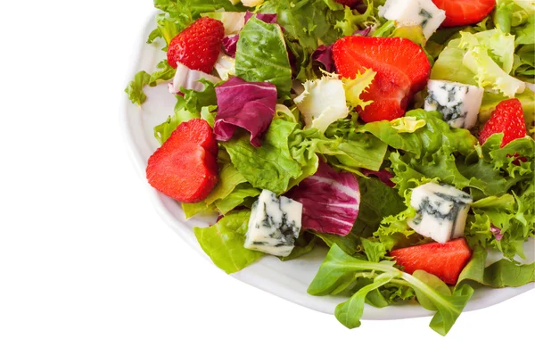 Ensalada con fresas y queso azul sobre un fondo blanco —  Fotos de Stock