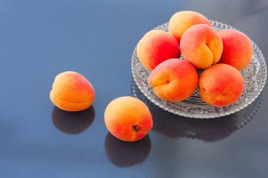 ayna zemin üzerine taze kayısı