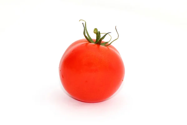 Beyaz bir arka planda çok kırmızı domates. vitamin kaynağı — Stok fotoğraf