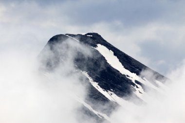 Alp Dağları'nın karlı zirveleri