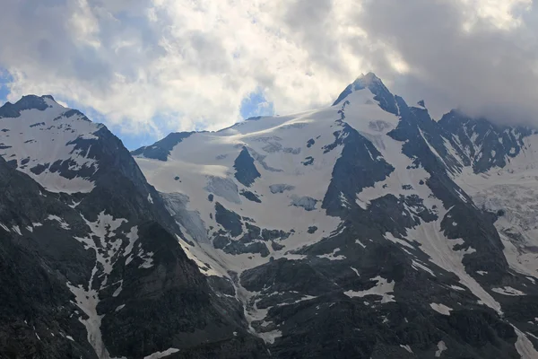 Alp Dağları nın karlı zirveleri — Stok fotoğraf