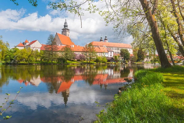 Telc, Moravya 'nın güneybatısındaki Vysocina bölgesinin Jihlava ilçesine bağlı tarihi bir kent. Bahar. Çek Cumhuriyeti