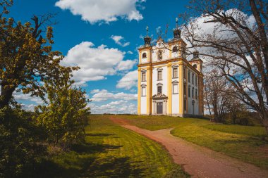 Moravsky Krumlov, St. Florian Şapeli. Bahar manzara. Güney Moravia, Çek Cumhuriyeti