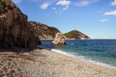 La Sorgente (Acquavivetta) plajı, fırtınalı bir geceden sonra Portoferraio, Isola D 'Elba (Elba Adası), Toscana (Toscana), İtalya