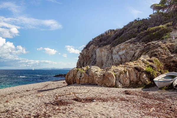 La Sorgente (Acquavivetta) plajı, fırtınalı bir geceden sonra Portoferraio, Isola D 'Elba (Elba Adası), Toscana (Toscana), İtalya