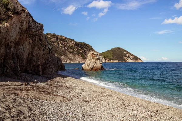 La Sorgente (Acquavivetta) plajı, fırtınalı bir geceden sonra Portoferraio, Isola D 'Elba (Elba Adası), Toscana (Toscana), İtalya