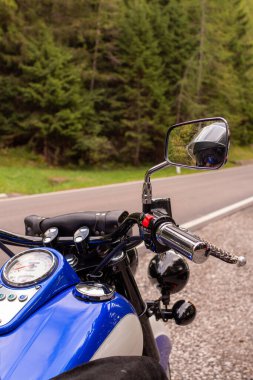 South Tyrol 'da dağ yolunun kenarına park edilmiş Retro Cruiser motosikleti Hint klasik tarzının nostaljik görüntüsü.