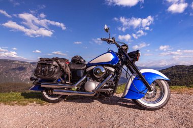 South Tyrol 'da dağ yolunun kenarına park edilmiş Retro Cruiser motosikleti Hint klasik tarzının nostaljik görüntüsü.