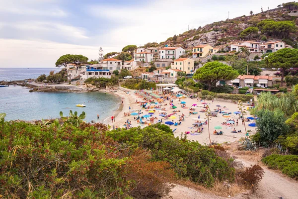 Seccheto, Elba Adası, Livorno İtalya Eyaleti - 14 Eylül 2021 Sezonun sonunda Seccheto köyünün kumlu kumlu kumlu plajına bakın