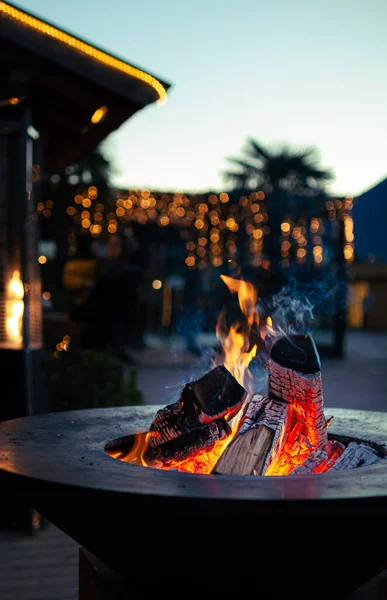 Meran 'daki geleneksel Noel pazarında (Christkindlmarkt) şömine (Merano, Güney Tyrol İtalya))