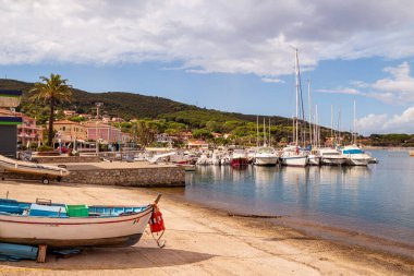 Cavo, Elba Eyaleti Livorno İtalya - 20 Eylül 2021 Renkli Cavo Limanı