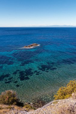 Pomonte Perfekt yakınlarındaki Relitto sahilinin yüksek açılı manzarası Elviscot gemi enkazına dalış ve şnorkelle dalış için