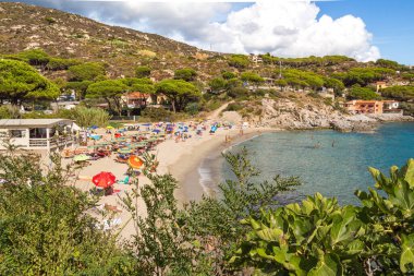 Seccheto, Elba Adası, Livorno İtalya ili - 21 Eylül 2021 Sezonun sonunda Seccheto köyünün kumlu kumlu kumlu plajları üzerine görüş