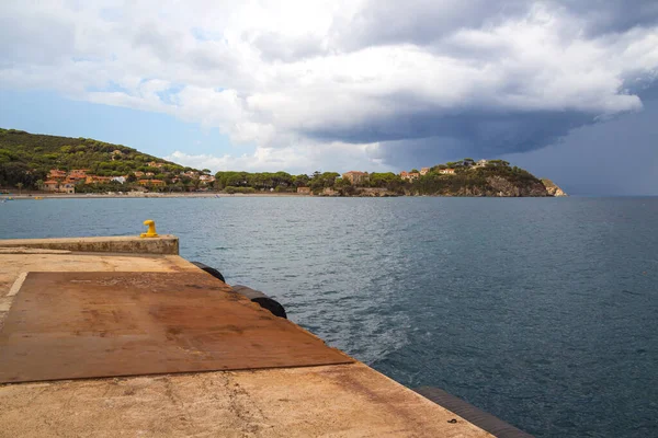 Livorno İtalya 'nın Elba Eyaleti Cavo Adası' nda fırtınadan önce dramatik gökyüzü ile Cavo Limanı