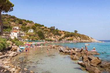Sant Andrea, Elba Adası, İtalya - 04 Haziran 2022 Turistler Sant Andrea, Elba Adası, İtalya 'da şnorkelle yüzmek ve rahatlamak için mükemmel bir yer.
